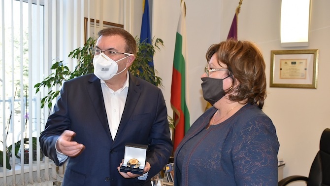  Кметът на Ловеч благодари на здравния министър за поддръжката, връчи му кристал със знаците на града 