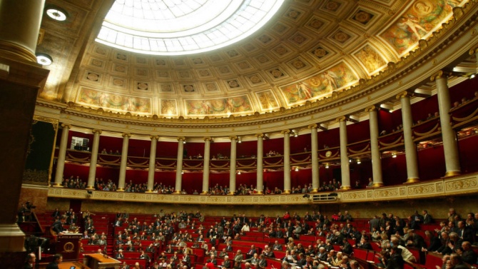 Френските законодатели почетоха днес паметта на учителя по история, обезглавен