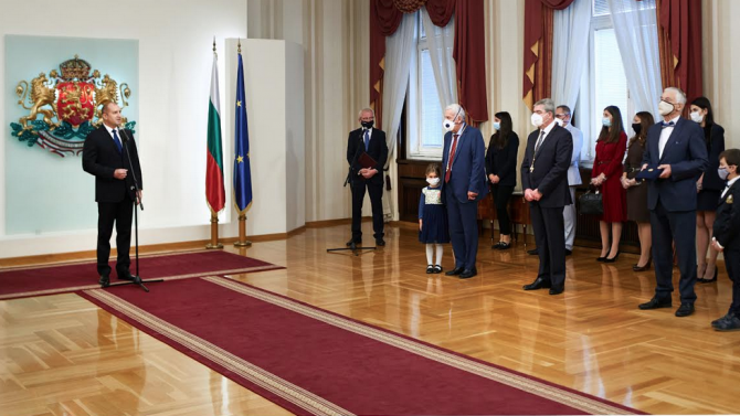 Президентът удостои с висши държавни отличия изявени българи в областта на медицината 