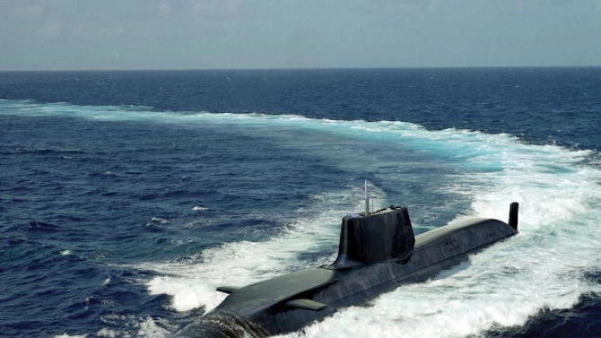 Куриозна случка на подводницата от Кралския флот Бдителна Vigilant обезпечаваща