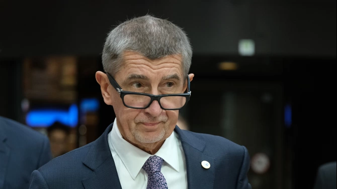 Министърът на труда на Чехия Яна Малачова вярвайки че микрофонът