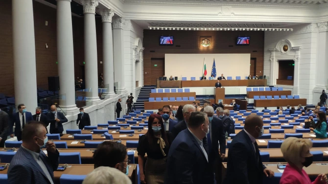 Депутатът от БСП Росен Малинов беше изгонен от пленарната зала