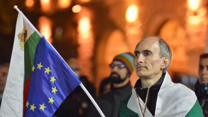 Продължава тенденцията политическите процеси в България да се диктуват от
