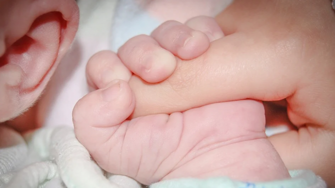  Изписаха жената с COVID-19, която роди здраво бебе в Хасковската болница