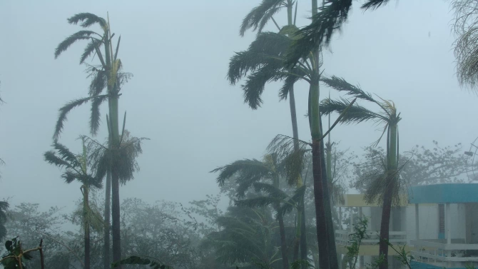 Ураганът Зета удари крайбрежието на Канкун Мексико съобщи Националният център
