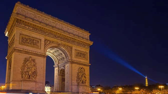 Районът около Триумфалната арка в Париж беше евакуиран заради бомбена