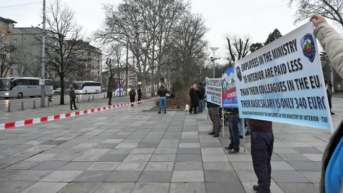 Служители на МВР протестираха и в Пловдив пред сградата на