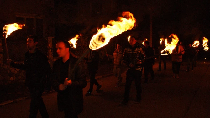 Факелно шествие организирано от инициативата Системата ни убива премина по