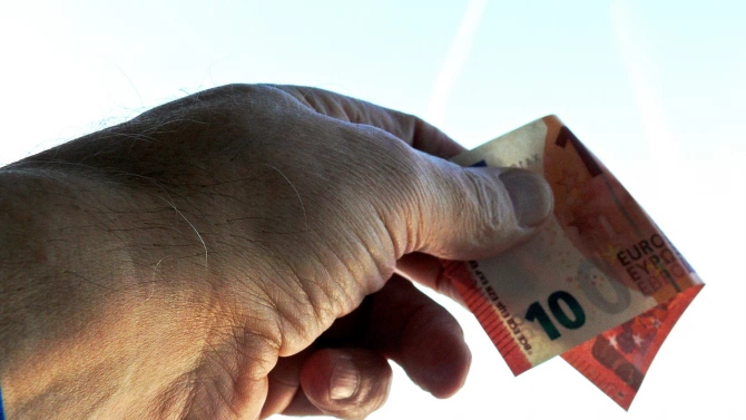 Мъж от добричко село опита да бутне подкуп в евро