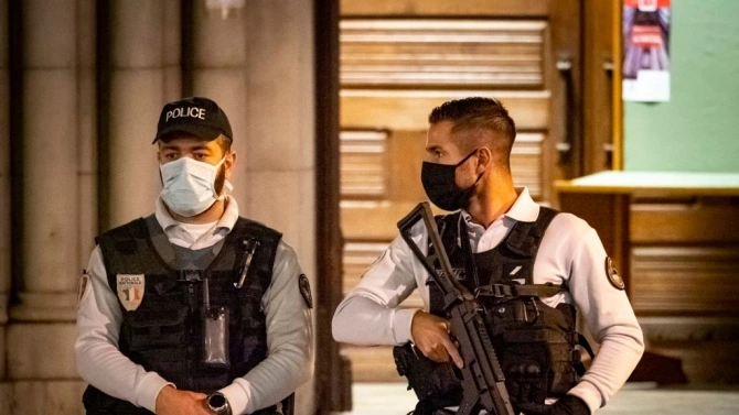 Полицията обезвреди днес мъж заплашил служители на реда в Париж