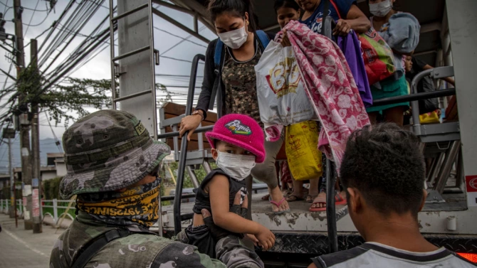 Властите във Филипините наредиха днес да бъдат евакуирани хиляди хора