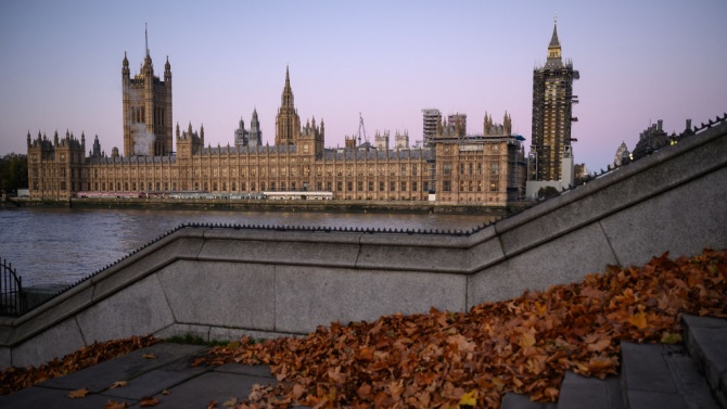  Британският парламент утвърди налагането на едномесечна карантина в Англия 