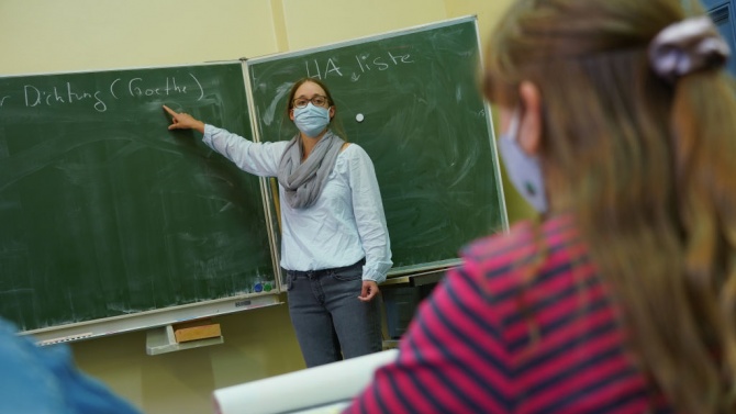 Учителка в Гърция отива в затвора, преподавала без маска