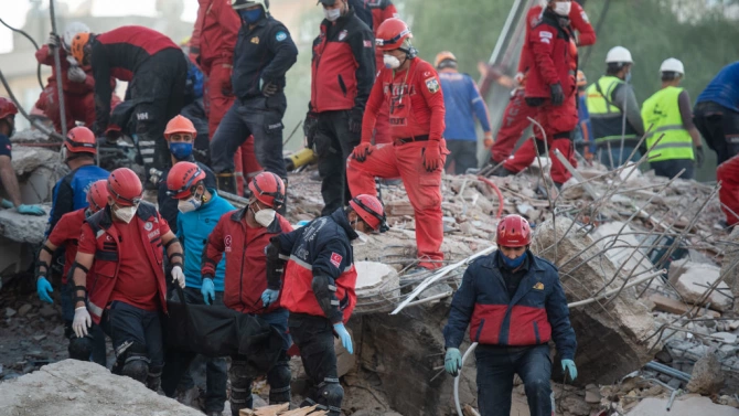 Турските спасители извадиха тригодишно дете от развалините на разрушена сграда