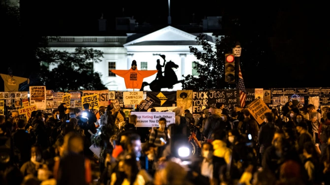 Над 1000 протестиращи срещу президента на САЩ Доналд Тръмп се