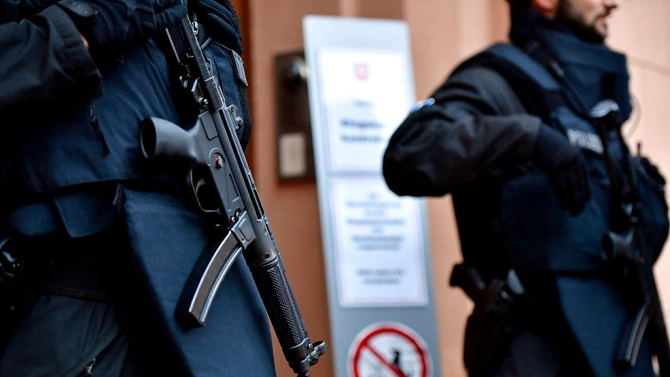 Полицаите в цяла Норвегия ще могат временно да носят оръжие