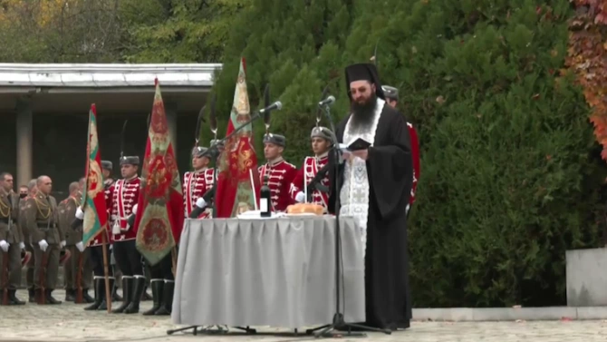 Президентът Румен Радев и военният министър Красимир Каракачанов участват във военния ритуал