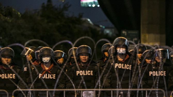 Тайландската полиция днес употреби водни оръдия срещу хилядите протестиращи които