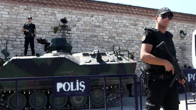 Турските власти са арестували 19 заподозрени при антитерористични операции срещу
