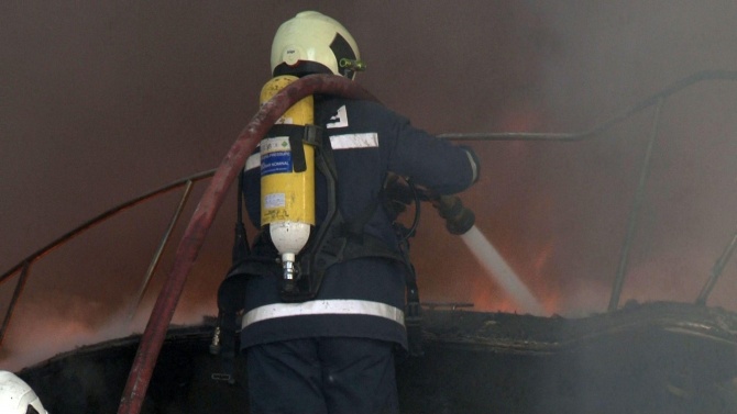 Голям пожар бушува в завод в Катуница