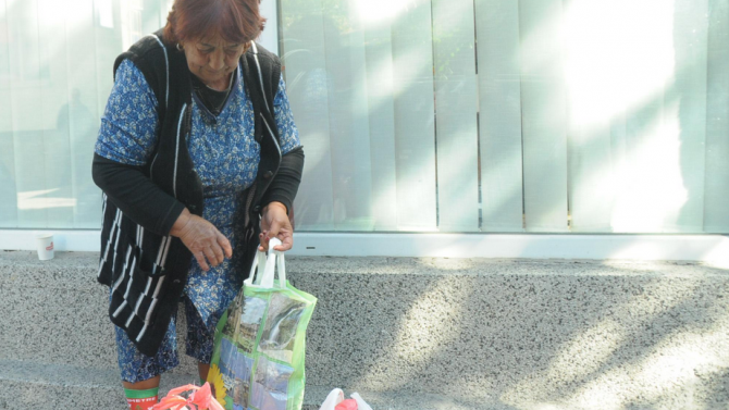 В Ловеч раздават хранителни пакети на хора, уязвими поради пандемията