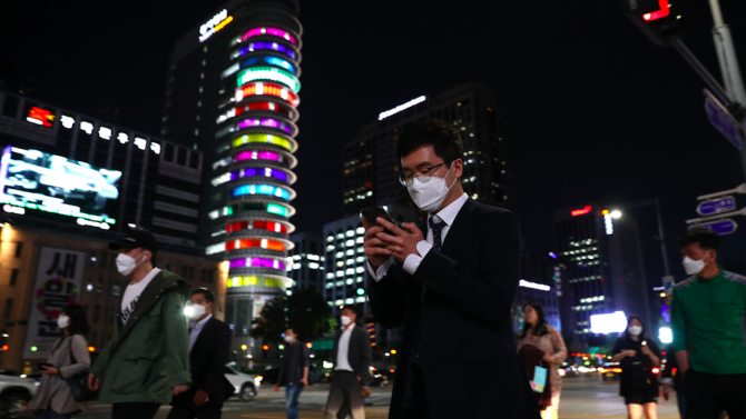  В Южна Корея от през днешния ден ще глобяват хората, които не носят защитна маска на публични места 