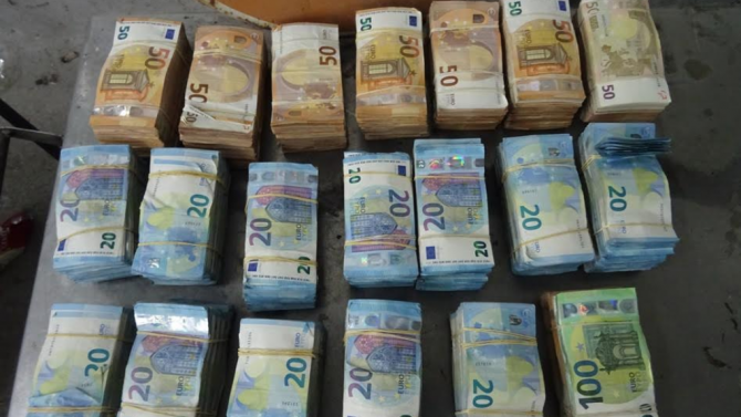 Митничари спипаха турци, пренасящи близо половин милион евро