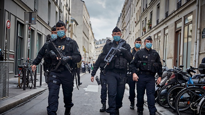 Френската полиция засили през почивните дни контрола в Париж, за