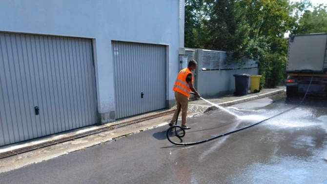 Миенето на улиците е доказана мярка и за подобряване чистотата