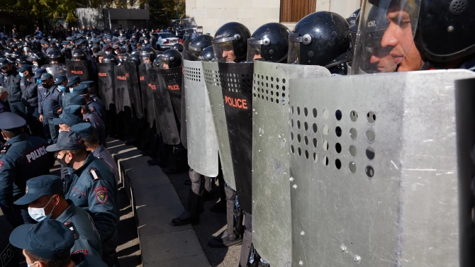 Масови протести в Армения с искане за оставката на премиера