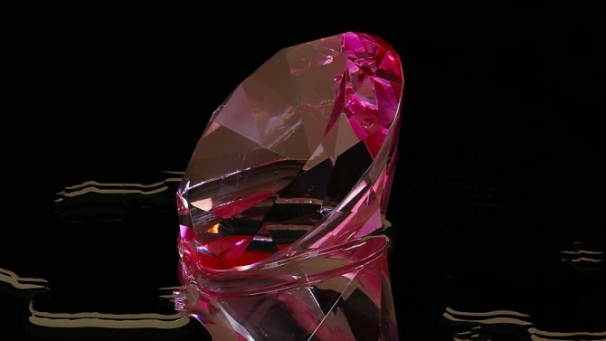 Изключително рядък виолетово розов диамант добит в Русия и описан от