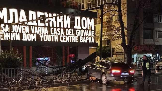 Тежка катастрофа стана тази нощ във Варна Джип ауди