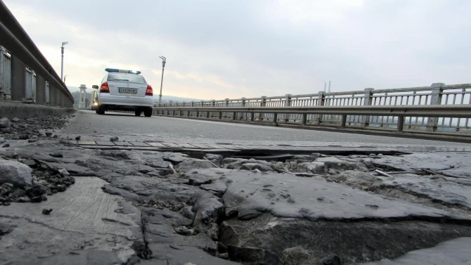 Опасни дупки се появиха в българския участък на Дунав мост