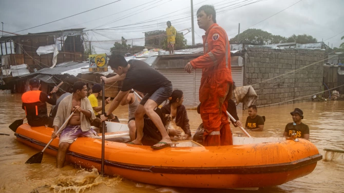 Филипинската брегова охрана и агенции за борба с природни бедствия