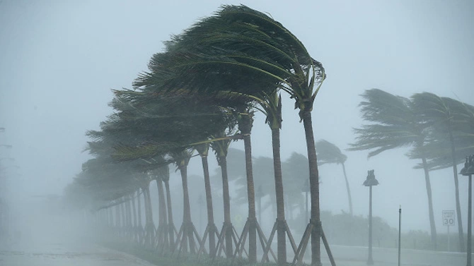 Тропическата буря Вамко връхлетя днес Виетнам като нанесе щети на