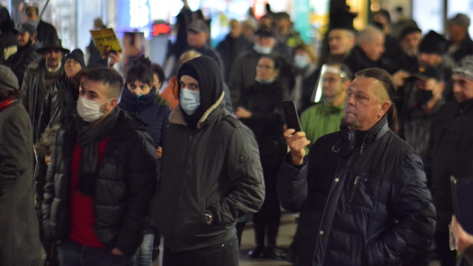 131-ва вечер на антиправителствени протести в центъра на София. Протестиращи