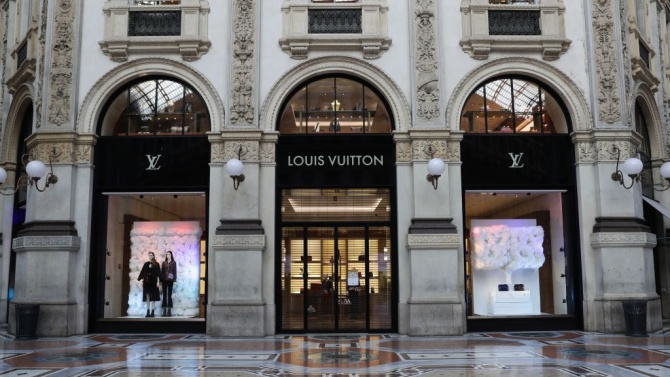 Френският бранд "Луи Вюитон" пусна за празниците пантофи от норка