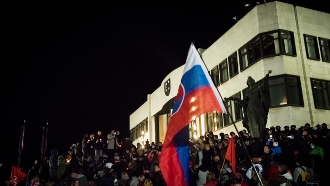  Хиляди словаци стачкуваха в Братислава против COVID-мерките 