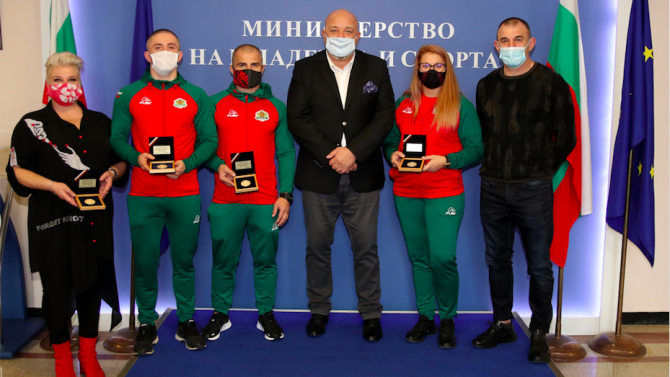 Министър Кралев награди медалистите от световното първенство по самбо