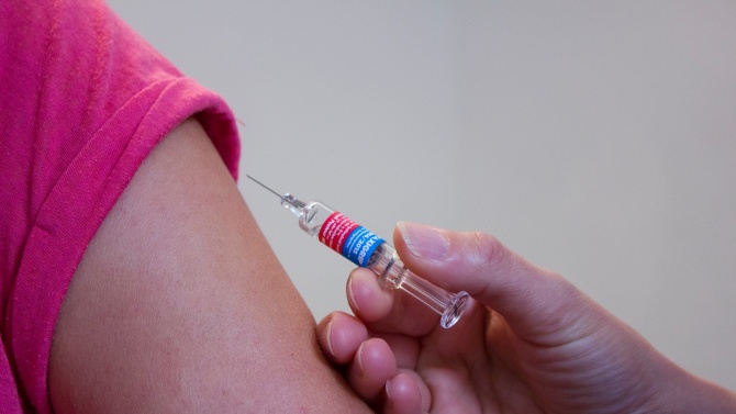 Испания предвижда да ваксинира значителна част от своето население срещу коронавирус до средата на следващата година