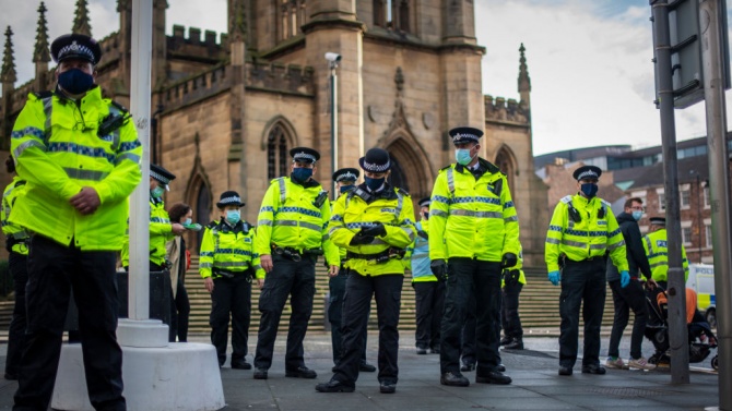 Задържани са десетки участници в протести срещу ограничителните мерки във Великобритания