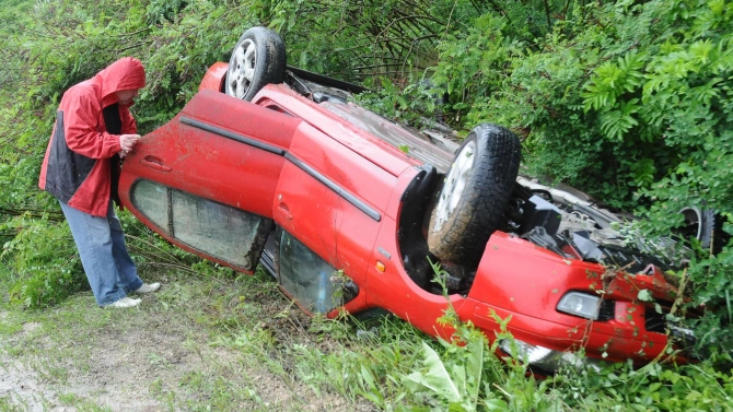 Двама души пострадаха при катастрофа на пътя Карнобат Сливен Това съобщиха