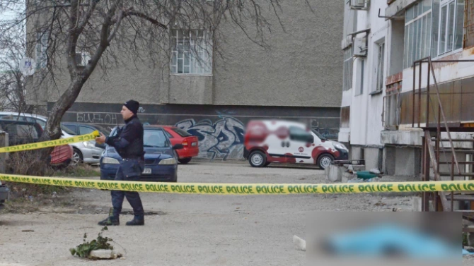 Вчера в Бобов дол пред жилищен блок е открит трупът
