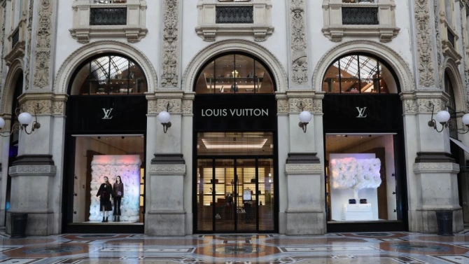 Френският бранд Луи Вюитон пусна за празниците пантофи от норка