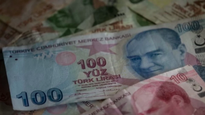 Натискът върху турската лира отслабна днес след налагането на по строги