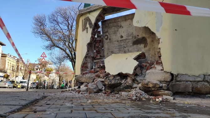 Катастрофа на столично кръстовище отвори дупка в двуметрова училищна ограда