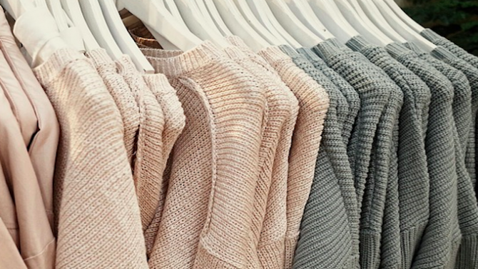 Румънка продава пуловери, които "предпазват 100 процента" от COVID-19