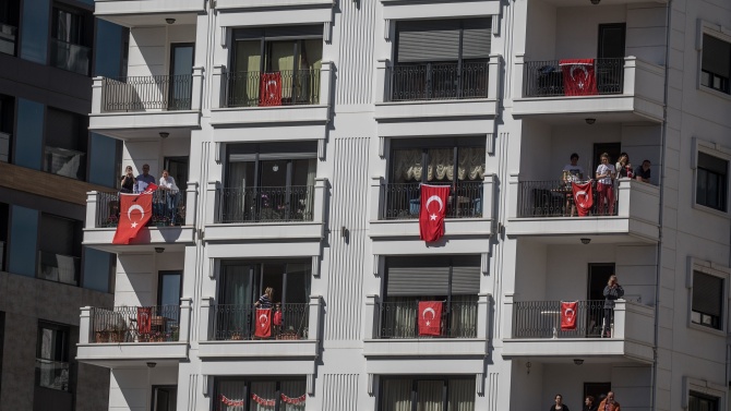 Слагат гривни с баркод на заразените с COVID-19 в Турция