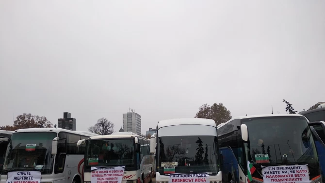 Aвтобусните превозвачи и таксиметровият бранш излязоха на протест в центъра на София