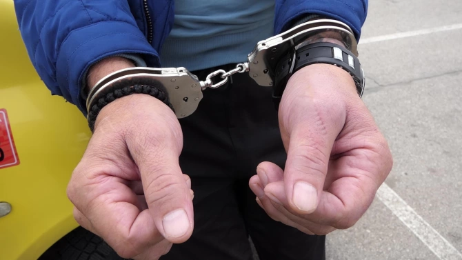 Криминално проявен и осъждан радомирец е задържан за притежание на